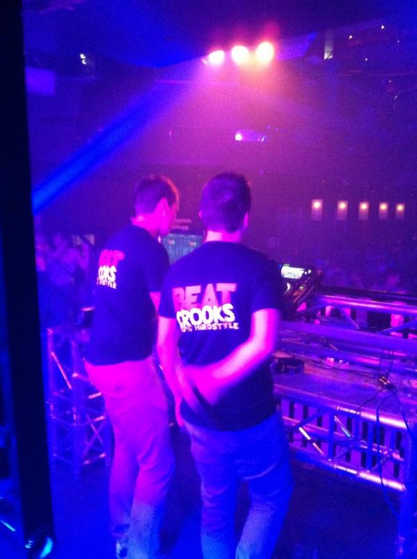 djmisshellen's tweet photo. Daar zijn ze ! @BeatCrooksNL live in @ZaalDijk ! 100% uit je plaat! http://t.co/9jPFLYPwEJ