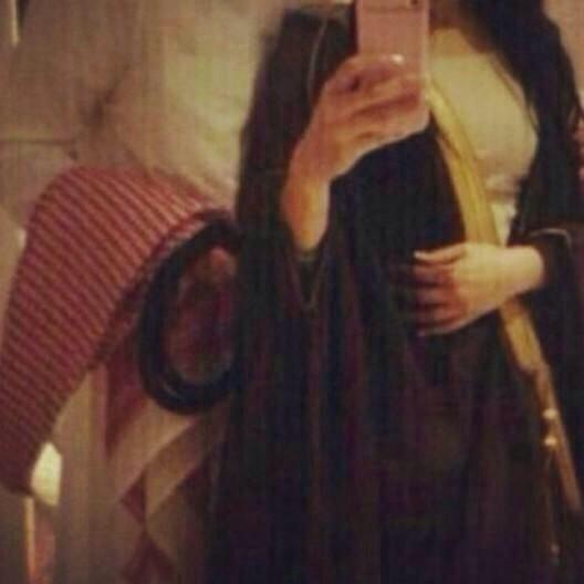 بنت الشيوخ اللي تربت على العز
اليا تعزوت بأسم ابوها كفايه

من حقها تفخر وتلبس وتعتز
لا حطت المشلح بدال العبايه