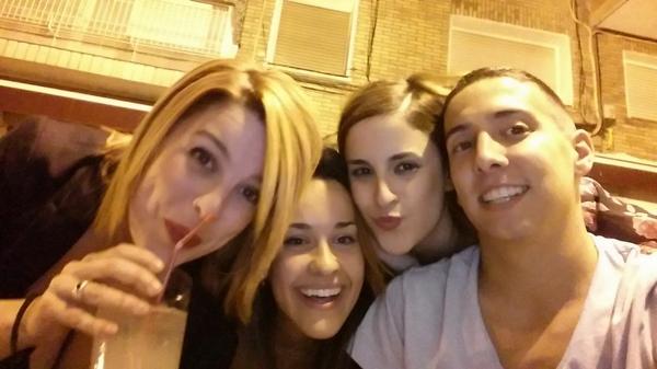 hegoiespin's tweet photo. Tomando algo por la plazoleta @Piiicoon @NereaMB_ @AlbaEstefania2 http://t.co/Y7YpKtKnwp