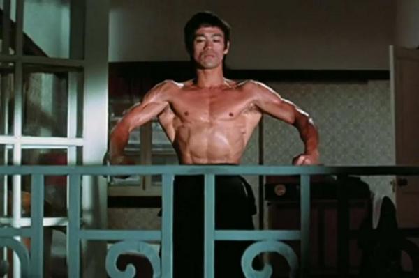 marcogomes vota 13 ar Twitter: "@CogitaTuti @joaogofo cara, o Bruce Lee era  muito forte (apesar de pequeno), o corpo da Johansson não é assim  https://t.co/6rzMuZQPK1" / Twitter