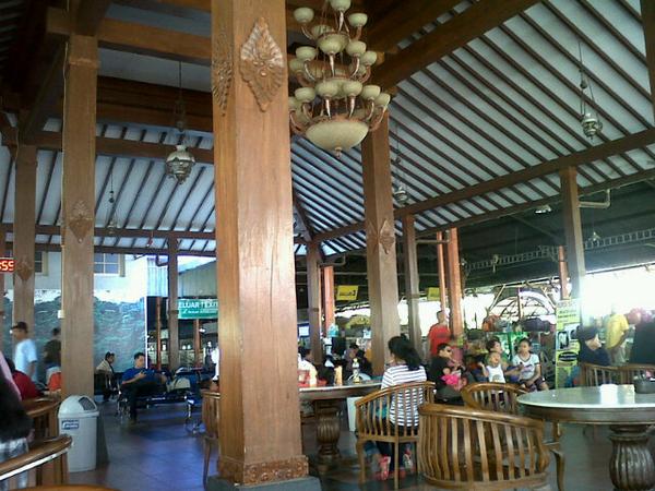 adams_abang's tweet photo. Suasana lumayan ramai di ruang tunggu stasiun tugu yogjakarta #KeretaApi #Umum @PasangMata http://t.co/2pKT1ywaKl