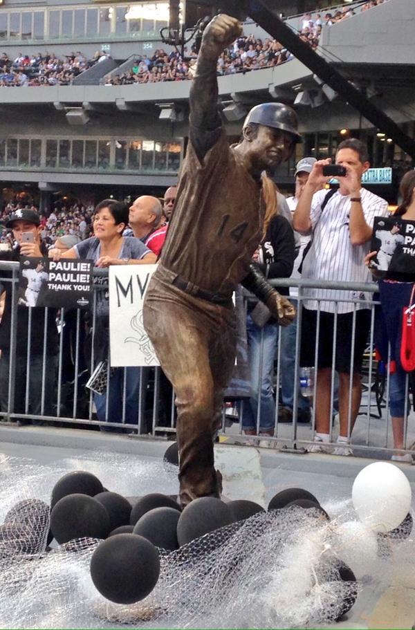 whitesox's tweet photo. The Konerko statue, created by @rotblattamrany, is revealed. #PK14 http://t.co/VvifWiMxRw