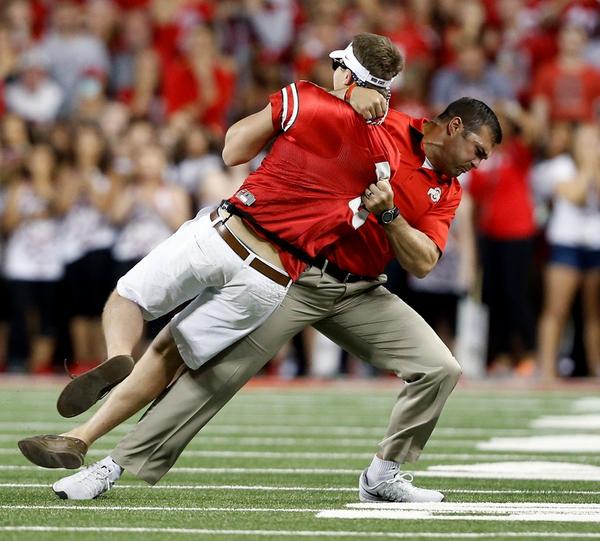 Az Ohio State segédedzője, Anthony Schlegel rútul elbánt a pályára kéretlenül berohanó nézővel