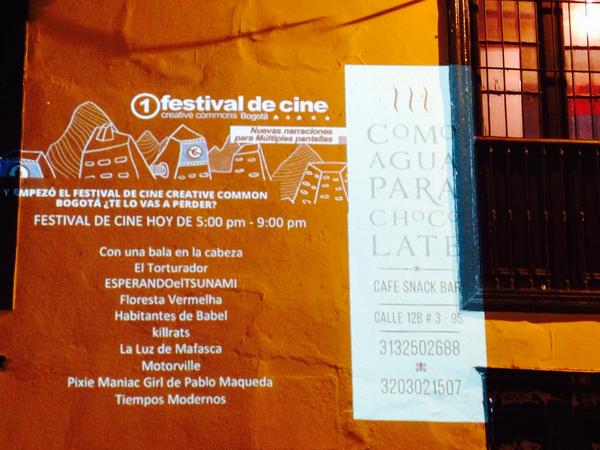 para_chocolate's tweet photo. Proyectando último día del festival Creative Commons, excelente aceptación de los espectadores mil gracias! http://t.co/vutDZf1KZt