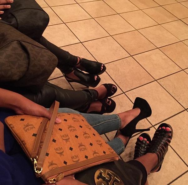 NiAmbaiM's tweet photo. Girls night #shoecam #bagcam http://t.co/sqh84jMobK