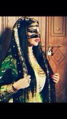 لاحبتگ بنت الشيوخ المطانيخ
اللي يشابھ خدھا التين و الخوخ، 

لاتعامل الطرقا بقسوھ وتوبيخ
في بيت ابوها عايشه عيشة شيوخ