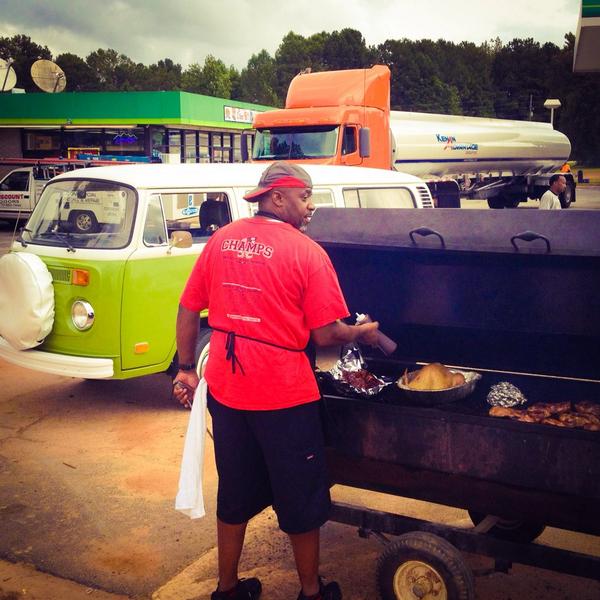 TheOliveBus's tweet photo. Made a new BBQ friend down in South Georgia http://t.co/TEol4zgq5S