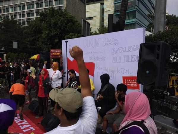 EllyasDae's tweet photo. #ShamedByYouAgainSBY @OlgaLy_DIA: Rakyat kembali bersatu! Gara2 politikus yg ingin mencuri hak rakyat! #ShameByYouSBY http://t.co/1HHtoiN4gM