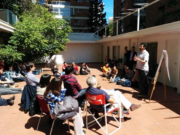 solepinter's tweet photo. Mi sesion de intro a scrum ayer en #AgilesArg2014 junto a #acyment y su scrum organico http://t.co/vWaSzdYSG7