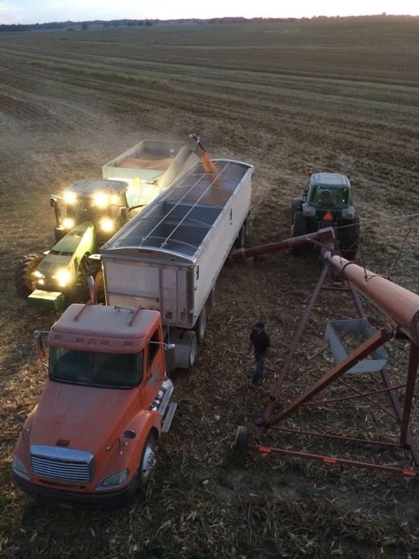 ChannelSeed's tweet photo. #binbusting #harvest14 RT @15Kirk: Loading up that @ChannelSeed into the bin. Overflowing!! http://t.co/88HgxNDnRI
