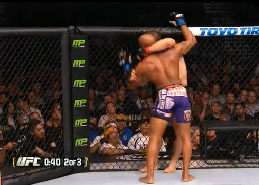 UFCNASPORTTV's tweet photo. #UFCnaSportTV O que estão a achar deste combate? http://t.co/dtHMYnlodz