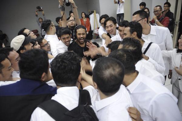 musiktulus's tweet photo. Hari ini tepat hari jadi ke-3 tahun Musik Tulus! Kita maju terus ya, teman-teman! :) http://t.co/n7NanpJeWl
