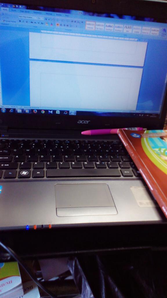 Devyka21vu3's tweet photo. Selesaikan tagihan soal UTS Ganjilnya untuk besok 😜🎶💪
#semangatttt #ketikketik😃 http://t.co/tFySVim0zU
