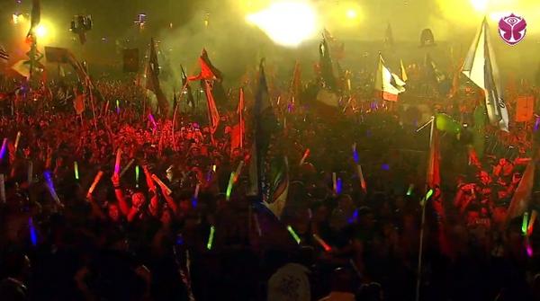 TomorrowlandSPA's tweet photo. Ping Pong - Tremor, con el muro de la muerte #DeathWall #TomorrowWorld Dimitri Vegas & Like Mike con Aoki http://t.co/0jMBKu4uYo
