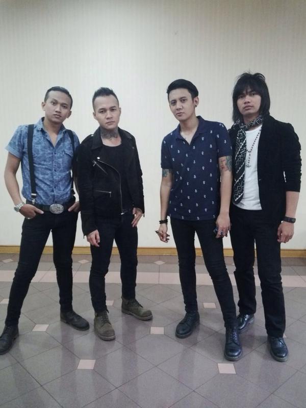 boimbom's tweet image. Sebentar lagi @18Plus_Official bakalan tampil di segmen 5 @dahSyatMusik RCTI..Stay tune!!! @18plusitive @boimbasstic