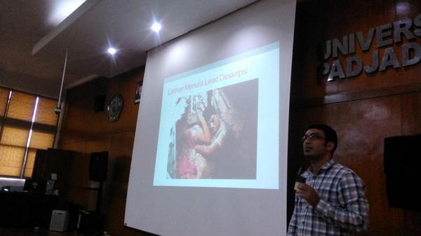 24. buatlah 3-4 kalimat yg mendeskripsikan gambar ini. Jd tnp melihat gambar ini, tulisan km sdh bs menjelaskannya