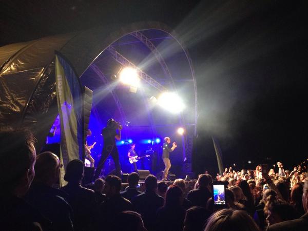 Coolpleinfest's tweet photo. Mooie avond was dat gisteren met @Nielsgeusebroek ! Vandaag gaan we weer verder met z'on 40 acts! http://t.co/CUrpYRv2ax