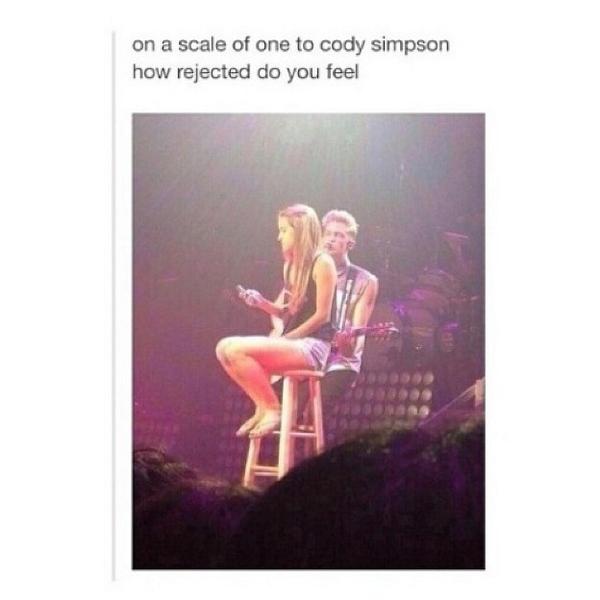 textpostsokay's tweet image. serioulsy she is on her phone whut