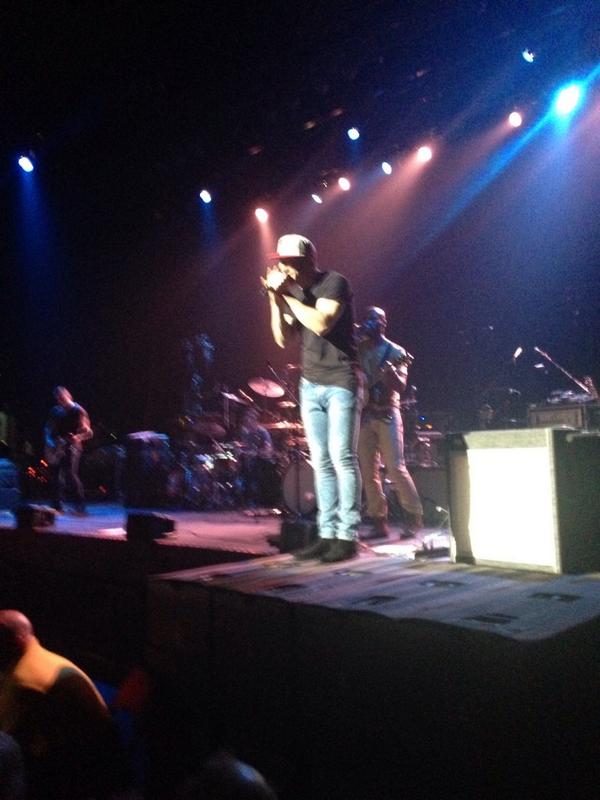 SpcMacSauce's tweet photo. @TyroneCarreker @SamHuntMusic such an awesome concert!!! http://t.co/bPLddBWFPs
