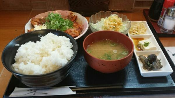 pachipachi07's tweet photo. 「豚キムチ定食」(税込800円) うまそうな！ んだけど、ちょっとご飯が多くない？ 後ろのカップルには、ご飯の量を確認していたような…  (適当に)一句 『秋風や 我が身を喰らう 昼時か』 おいすかった(*´∇｀*) http://t.co/CKM0oMRUd8
