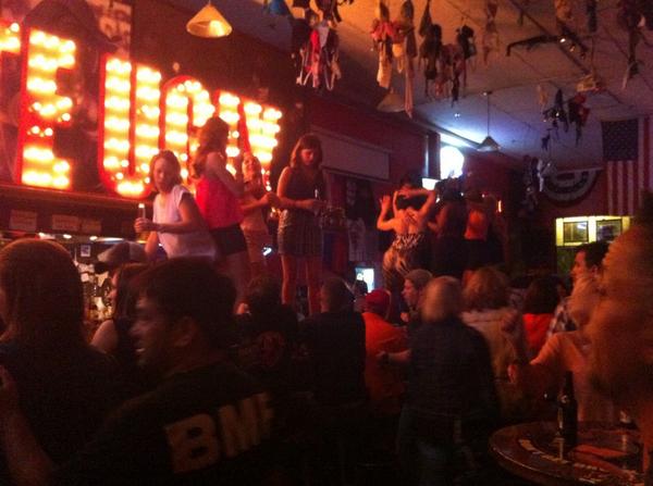 xabiruizdea's tweet photo. ...y ahora rehidratandonos un poco en el Bar Coyote!!😂😂 http://t.co/b3ZhDWqKUL
