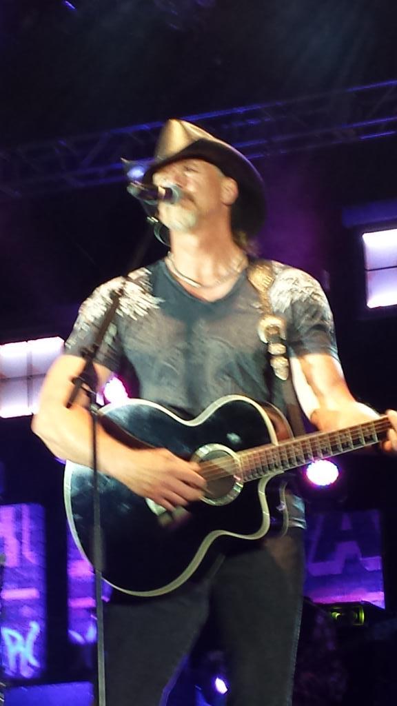 dalydo62's tweet photo. #TraceOnTour @TraceAdkins Laughlin http://t.co/7zQ4a6O56n