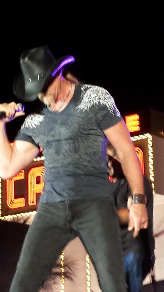 dalydo62's tweet photo. #TraceOnTour @TraceAdkins Laughlin http://t.co/7zQ4a6O56n