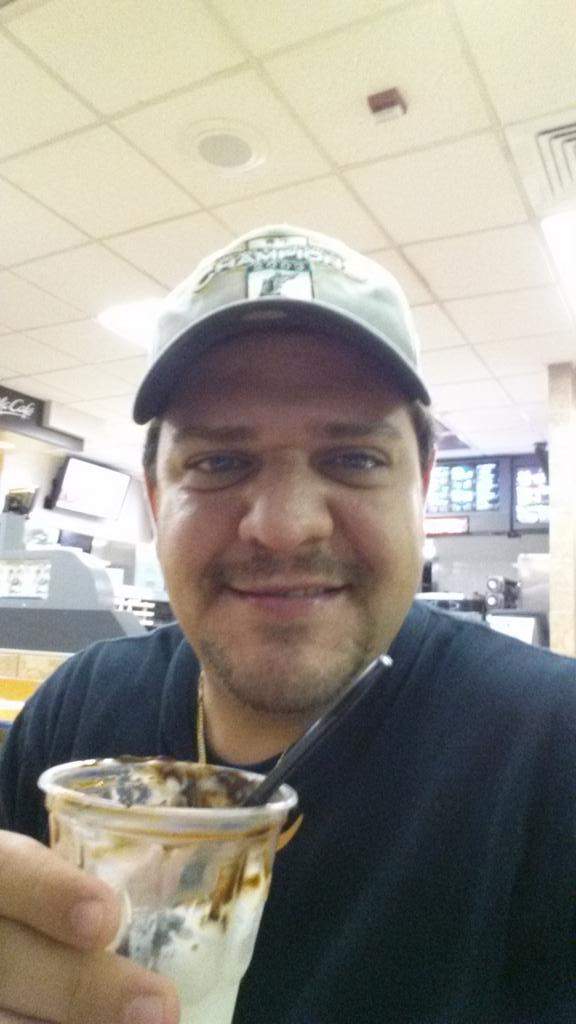 MiamiLyftDriver's tweet photo. Taking a breather from lyfting #icecream #heladito #damemaschocolate #okback2work http://t.co/lGQEvEKNH7