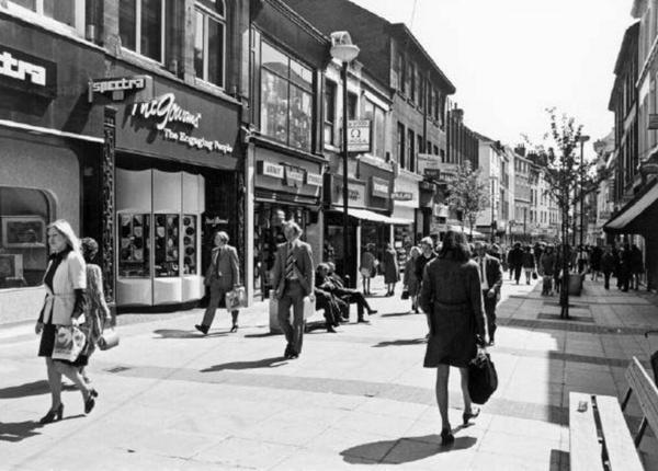 NottsPicture's tweet photo. A look up Clumber Street in the 1970's. #ng1 #Nottingham http://t.co/LVikxAAy74