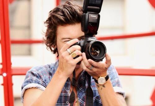 zaynsljps's tweet image. harry passione fotografo AHAHAHAHAHAHAHAHAHAH,amore📷💕