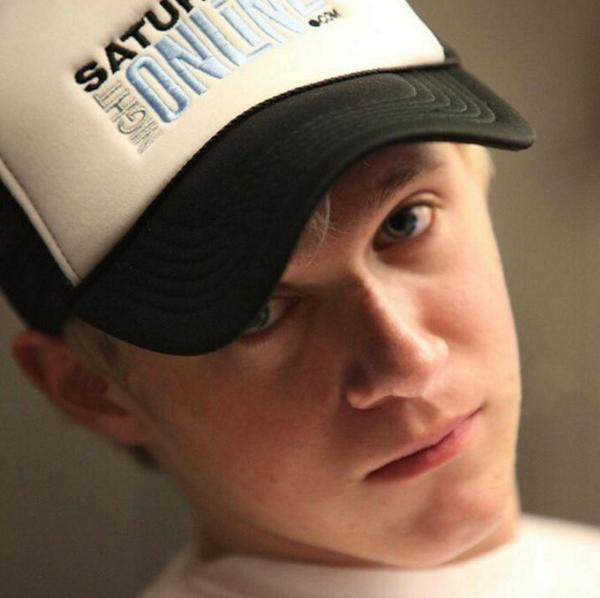 pizza_crAic13x's tweet image. HOW CAN YOU RESIST THAT FACE?!

RT

#EMABiggestFans1D