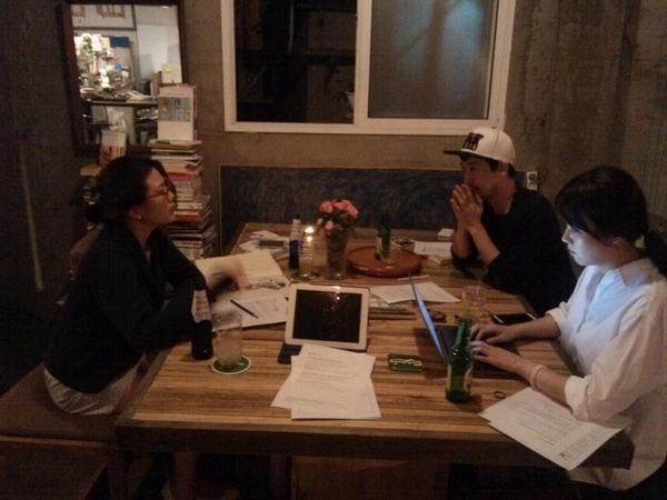 SomeZoneKOREA's tweet photo. 11월28일 홍대 Muv hall에서 진행될 Some? 공연을위해 만남을 가졌습니다. 뮤지션 전지한, 길다래 작가, 이은진 작가의 회동을통해 만들어질 새로운 some을 기대해주세요, 곧공개됩니다! http://t.co/vs41UKzYmA