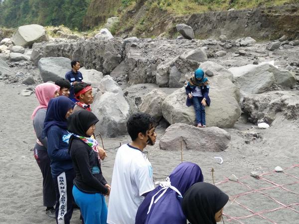 fisika2014_ugm's tweet photo. pulau ketiga di bekas aliran lava. cepat selesaikan quest sebelum lahar panas kembali membanjiri jalur petualangan! http://t.co/RCdJiIOVqd