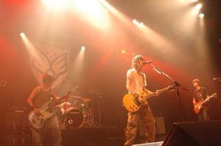 and_bump's tweet photo. 晴天とはほど遠い　終わらない暗闇にも
星を思い浮かべたなら　すぐ銀河の中だ
あまり泣かなくなっても　靴を新しくしても
大丈夫だ　あの痛みは　忘れたって消えやしない

【ray】 http://t.co/79hwPGEBlA
