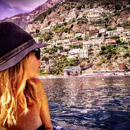 TheHadidPage's tweet image. Beautiful girl, in a beautiful world. #AshBenzo