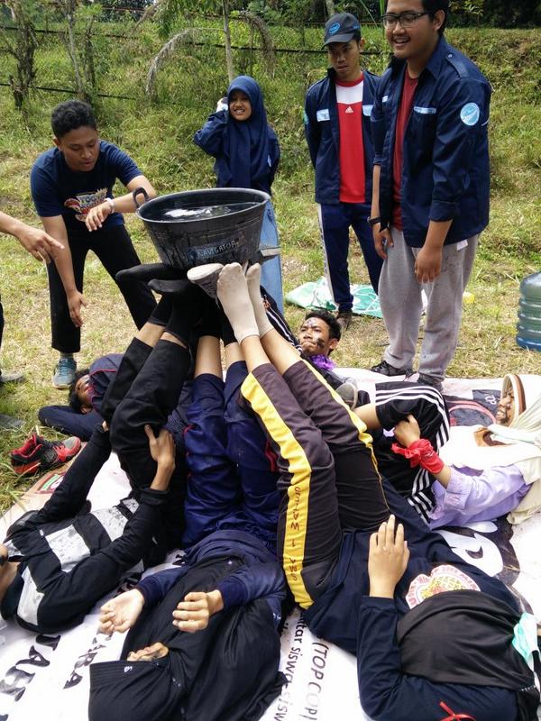 fisika2014_ugm's tweet photo. air. satukan kaki, lepas alas kaki. mandi? http://t.co/Qpz2gQtUcG