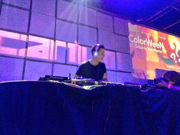 skimitofull's tweet photo. @SeanTyas ahora en el escenario! #TranceFamily #ModoTrance http://t.co/MxymynbD39