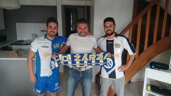 simonzarza91's tweet photo. Apoyando al @CDZarza1913 cn @javiemoron @ruben25964013  desde Francia animo xavales! http://t.co/Wgv4YDKEJt