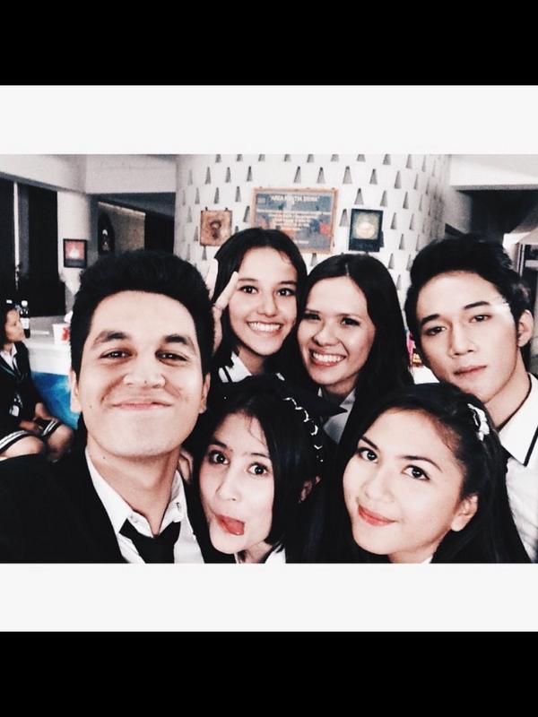 Biesss18's tweet photo. Hy ✋😄@michellejoan_ @Jscmila @kvinjulio @dickymprasetyo @dahliapoland @MichellelovaB @LioraASPGGS @LioraaASPGGS http://t.co/vkJnYErLxV