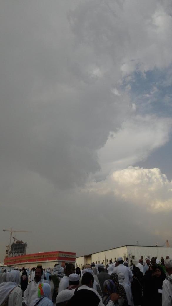 Berhaji's tweet photo. Subhanallah, mekkah gerimis setelah shalat ashar http://t.co/MyO8aiadZO