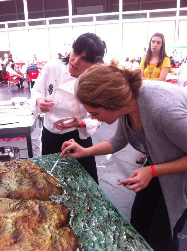 ThinkinCakes's tweet photo. Proceso de montaje de la Torre de Hércules de #thinkincakes. A partir de las 19.00 horas, nos la comemos. http://t.co/jPVO6V9FdI