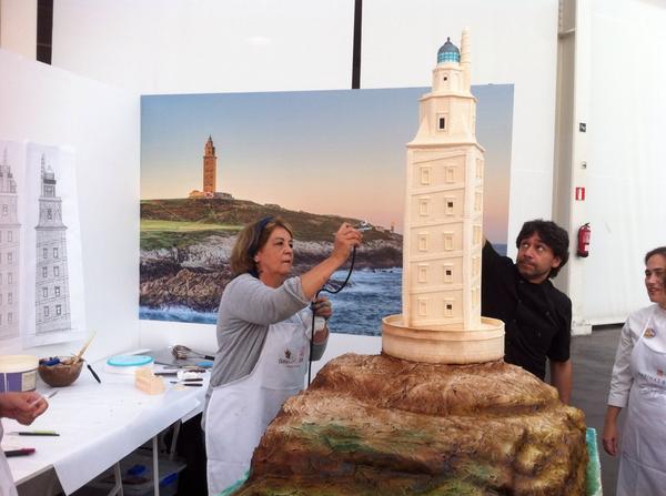 ThinkinCakes's tweet photo. Proceso de montaje de la Torre de Hércules de #thinkincakes. A partir de las 19.00 horas, nos la comemos. http://t.co/jPVO6V9FdI