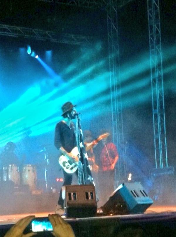 mariaespin's tweet photo. "@maaari_94: Es fácil perderse, pero que bueno verte! @Leiva_Oficial. #NOMINOLEIVA #MTVEMA. http://t.co/670OHKG8vl"