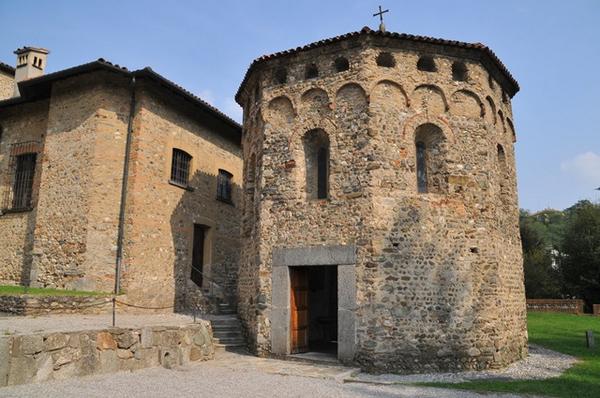 paolocosta's tweet photo. Il romanico di #Agliate, a #Carate #Brianza. #villeaperte #phbm2014 #arte http://t.co/R8kEkHOBvw