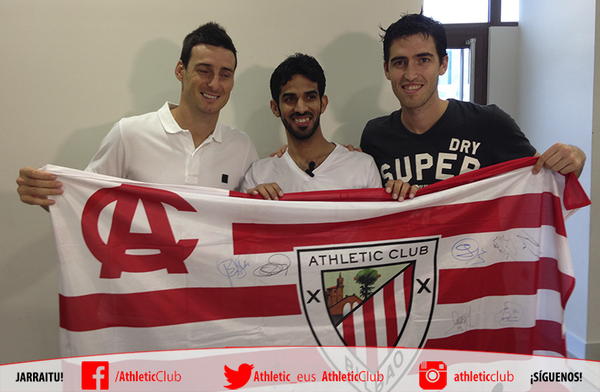 AthleticClub's tweet photo. .@Bilbao_1898 posa con la bandera firmada por los jugadores. http://t.co/BBLzc0jV7N