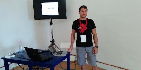indigeni's tweet photo. Caratteristiche del Protocollo #Bitcoin:
- crittografia doppia chiave
- peer to peer
- anonimo/pseudonimo
#IDCAMP14 http://t.co/0J4IZ8UbXI