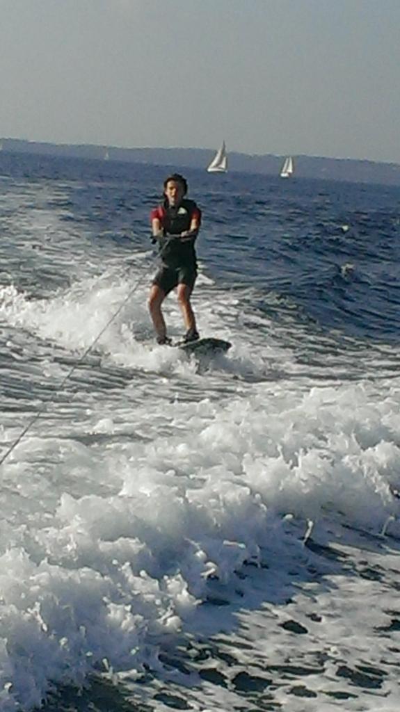 Coinmakeup_Lisa's tweet photo. #wakeboard ✌💪 http://t.co/MKcLB0aJBl
