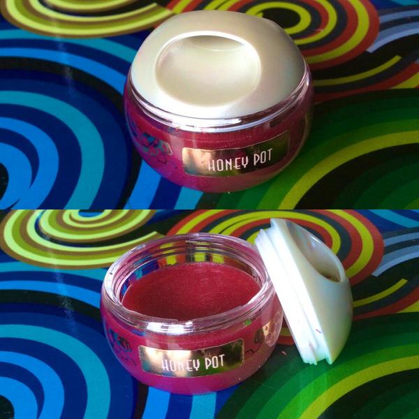 _kardashjenner_'s tweet photo. In love with my Kardashian Lip Balm! Thanks @beautybuzzk @KimKardashian @kourtneykardash @khloekardashian x http://t.co/cooGGeUVlL