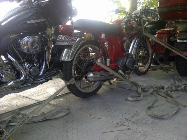 Gusade_weda's tweet photo. @suryawan_s. Duet sama harley-davidson http://t.co/3x0uNvmvns