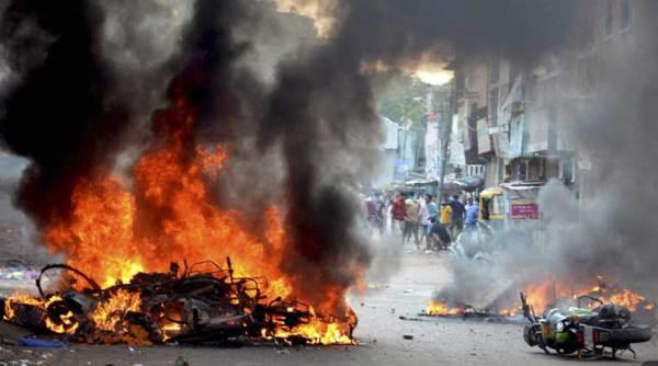 HinduKejriwaI's tweet photo. @VishalDadlani @sauravt81 Clashes between two different religious groups in Vadodara...several Bikes put on fire http://t.co/HzPbKhakY4